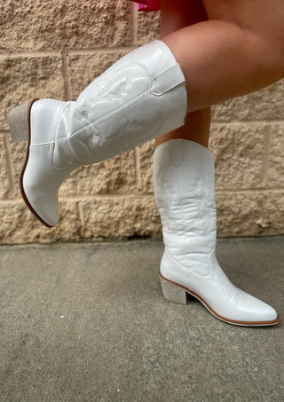 SHOES 6 / WHITE The Caroline Boot